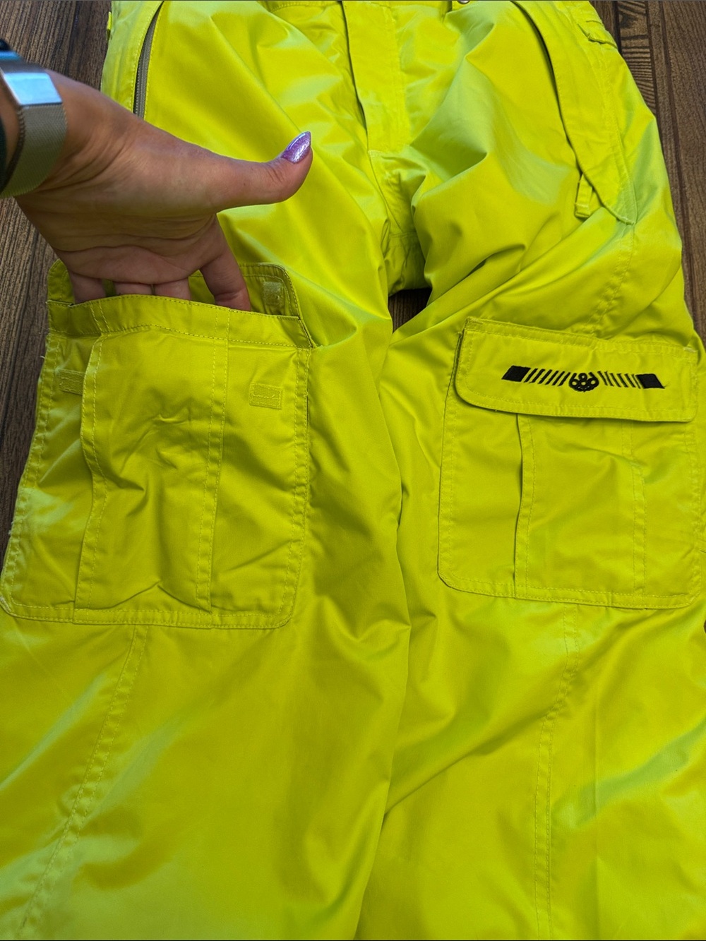 686 Kids Infinity Cargo Insulated Snowboard Pants in High-Visibility Yellow - Picture 5 of 16
